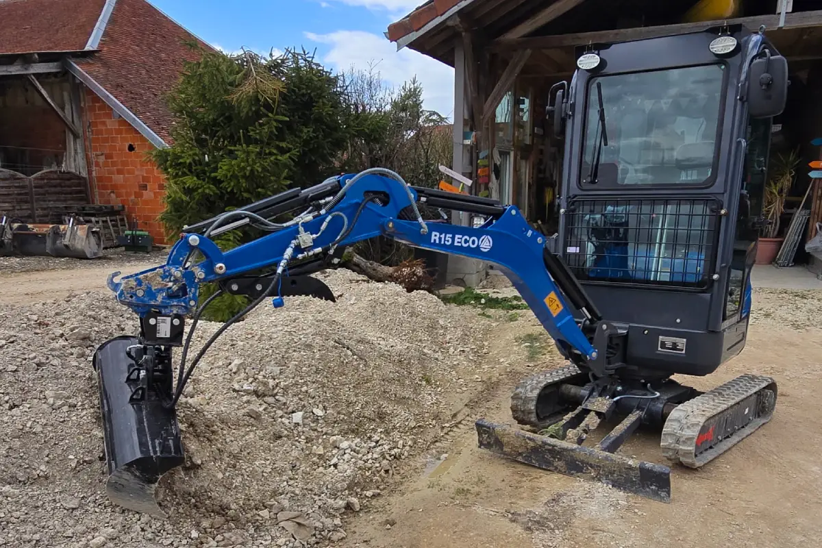 Minipelle sur un chantier à Troyes